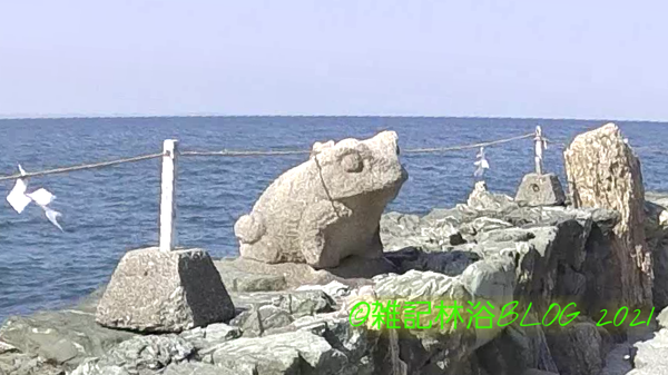 二見興玉神社 境内 二見蛙 蛙 像 奉献 猿田彦大神 神使 日の神 拝所 谷蟆 たにぐく ヒキガエル 古名 献じ 伊勢神宮 参拝者 旅 安全 祈念 無事 願い　